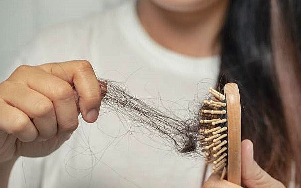 Mengatasi Rambut Rontok dan Ketombe Parah Secara Alami