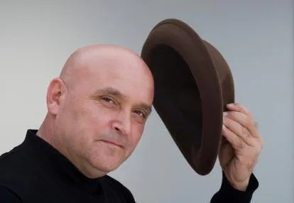 orang memakai topi